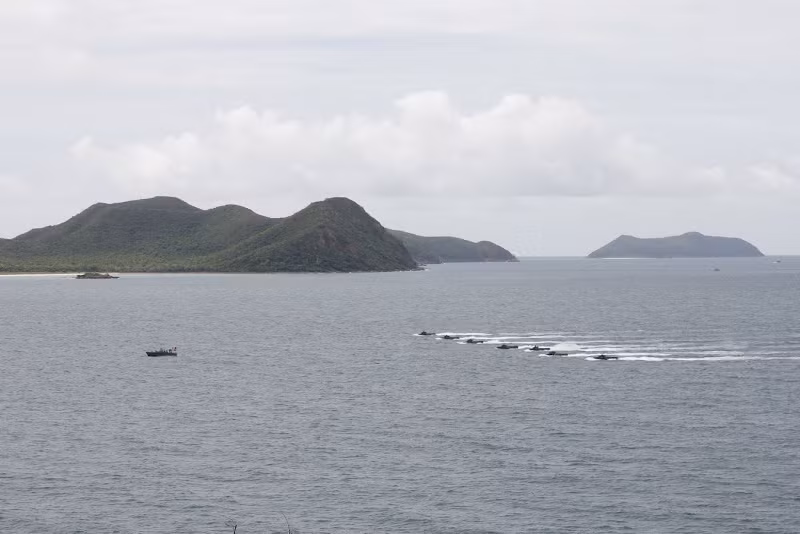 Sau khi hoàn thành việc dọn bãi đổ bộ, đàn xe thiết giáp bơi AAV7-A1 của thủy quân lục chiến bắt đầu đưa các binh sĩ tinh nhuệ từ tàu đổ bộ vào bờ. Nguồn ảnh: Thai Defence News