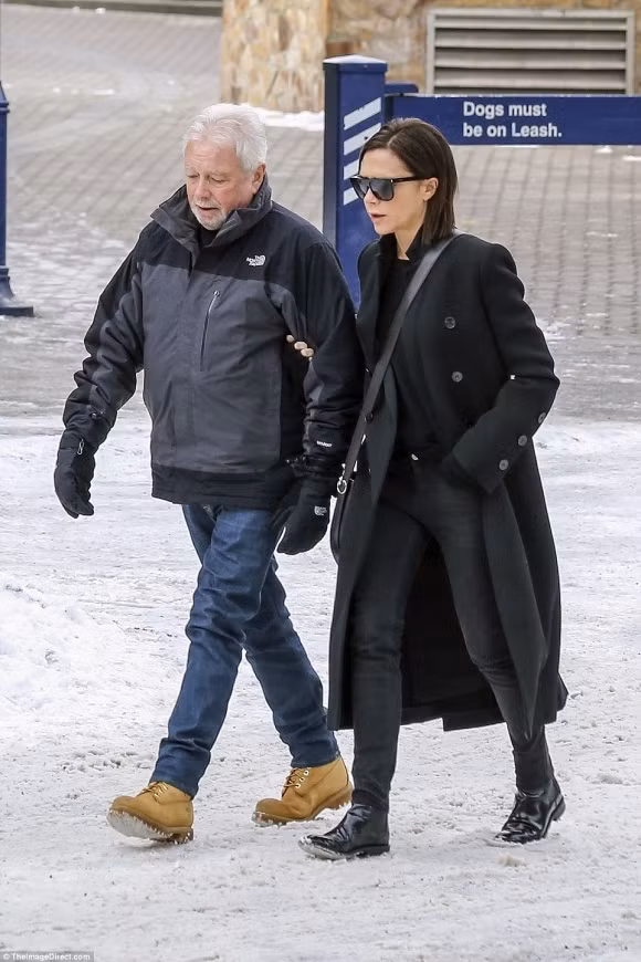 Sau chuyến đi trượt tuyết với gia đình, mẹ Vic hoàn toàn không bị bất kì chấn thương nào dẫn đến phải nẹp chân và chống nạn.