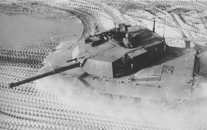 Việc có kích thước nòng pháo lớn dẫn tới trọng lượng xe lên tới gần 67 tấn, tức hơn xe tăng hạng nặng của Nga tới 10 tấn.