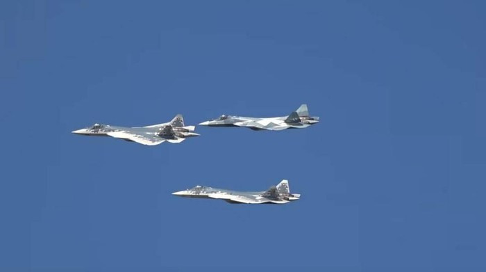 Cần lưu ý rằng trước đó Ấn Độ đã chỉ trích nặng nề các máy bay chiến đấu Su-57, gọi chúng là "cú lừa" và từ chối chế tạo tiêm kích tàng hình thế hệ thứ 5 FGFA cùng với Nga (đây là phiên bản hai chỗ ngồi dựa trên Su-57).