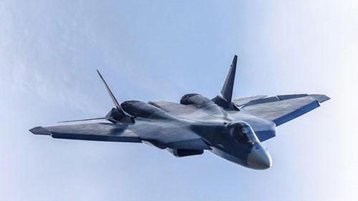 "Điều này khiến nhiều người liên tưởng đến hệ thống phóng điện từ trang bị cho tàu sân bay tương lai của Nga, và Su-57 với tư cách là tiêm kích tương thích thiết bị này, đồng nghĩa với việc nó sẽ có biến thể triển khai từ hàng không mẫu hạm".