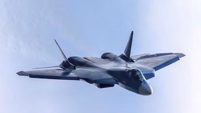 "Điều này khiến nhiều người liên tưởng đến hệ thống phóng điện từ trang bị cho tàu sân bay tương lai của Nga, và Su-57 với tư cách là tiêm kích tương thích thiết bị này, đồng nghĩa với việc nó sẽ có biến thể triển khai từ hàng không mẫu hạm".