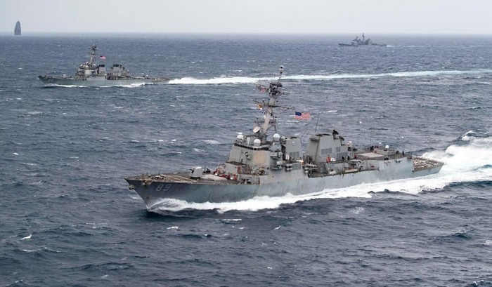 Trang báo này dẫn lời phát ngôn viên Quân Giải phóng Nhân dân Trung Quốc (PLA), Đại tá Li Huamin cho biết, tàu khu trục mang tên lửa USS Mustin thuộc lớp Arleigh Burke của Mỹ hôm thứ Năm (27/8) đã vi phạm cái gọi là "biên giới lãnh hải" của Trung Quốc (tại vùng biển quần đảo Hoàng Sa, thuộc chủ quyền Việt Nam).