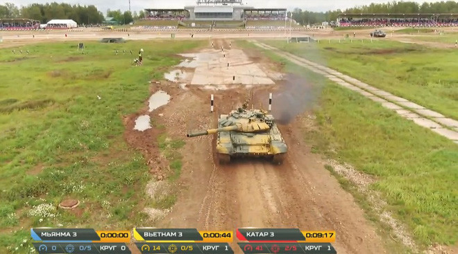 Các đối thủ của đội tuyển Việt Nam hôm nay gồm đội tuyển Qatar và Myanmar. Đội tuyển Nam Osettia không tham gia trận đấu thứ 3 không rõ nguyên nhân. Bước vào trận đấu, Đội tuyển xe tăng QĐND Việt Nam như thường lệ xuất phát rất khẩn trương. Điều kiện thời tiết ở thao trường Alabino hôm nay rất xấu, địa hình thao trường nhiều chỗ bị ngập nước, trơn trượt.