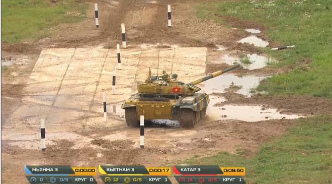 Thượng úy Nguyễn Tiến Chiến ở vị trí lái xe đã điều khiển "chiến mã" T-72B3 rất điêu luyện, vượt qua cửa zig zắc rất dễ dàng.