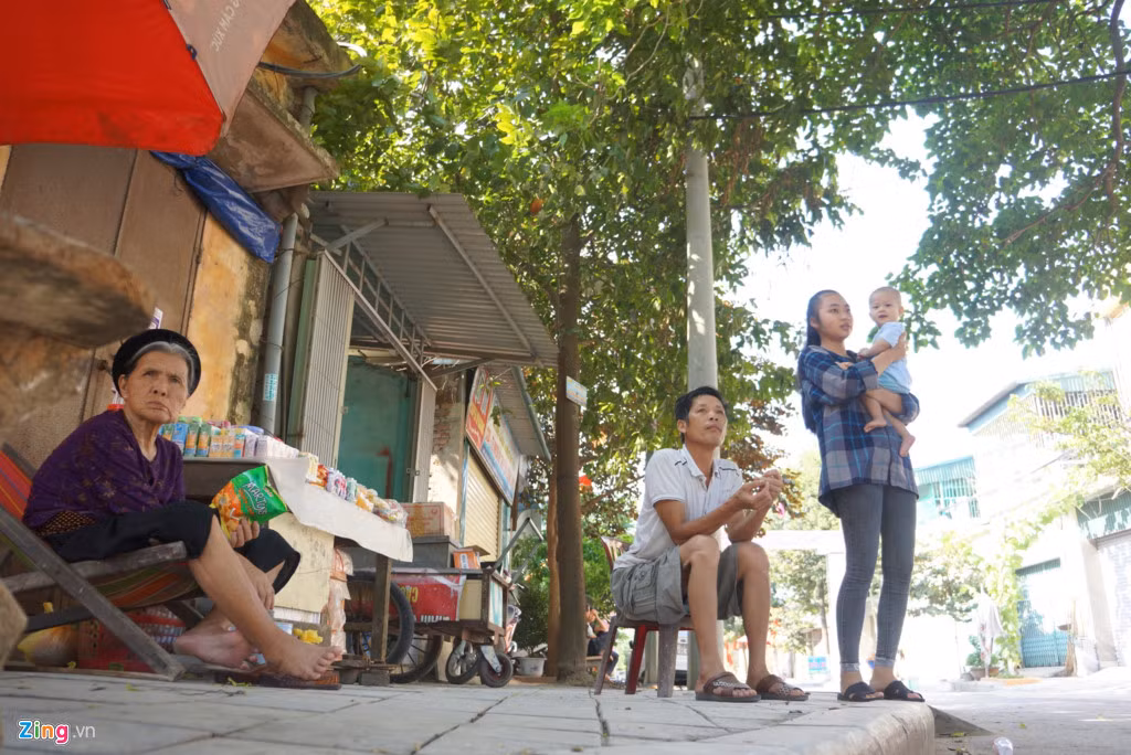 Hàng ngày, cây tỏa bóng mát, tạo không gian sinh hoạt, nghỉ ngơi cho người dân xung quanh. Ảnh: Zingnews.