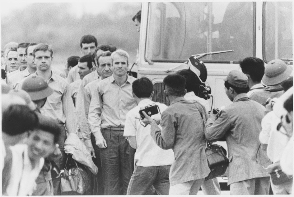 Ông John McCain đã trải qua gần 6 năm là tù nhân chiến tranh tại Việt Nam. Ảnh: US National Archives