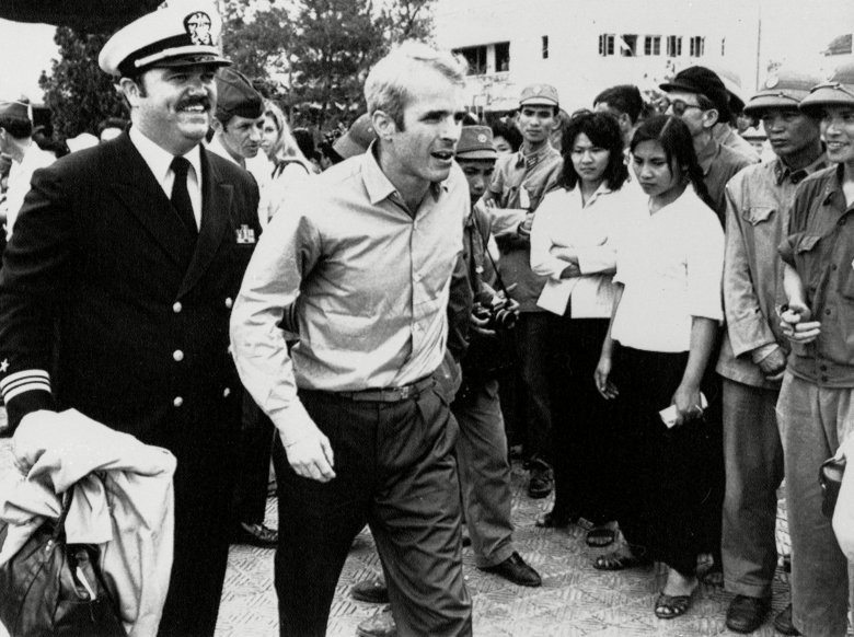 Sau Hiệp định Paris, năm 1973 ông McCain và nhiều tù nhân chiến tranh Mỹ khác được trao trả về nước. Trong ảnh là ông McCain trên đường tới sân bay Gia Lâm (Hà Nội) để hồi hương. Ảnh: AP