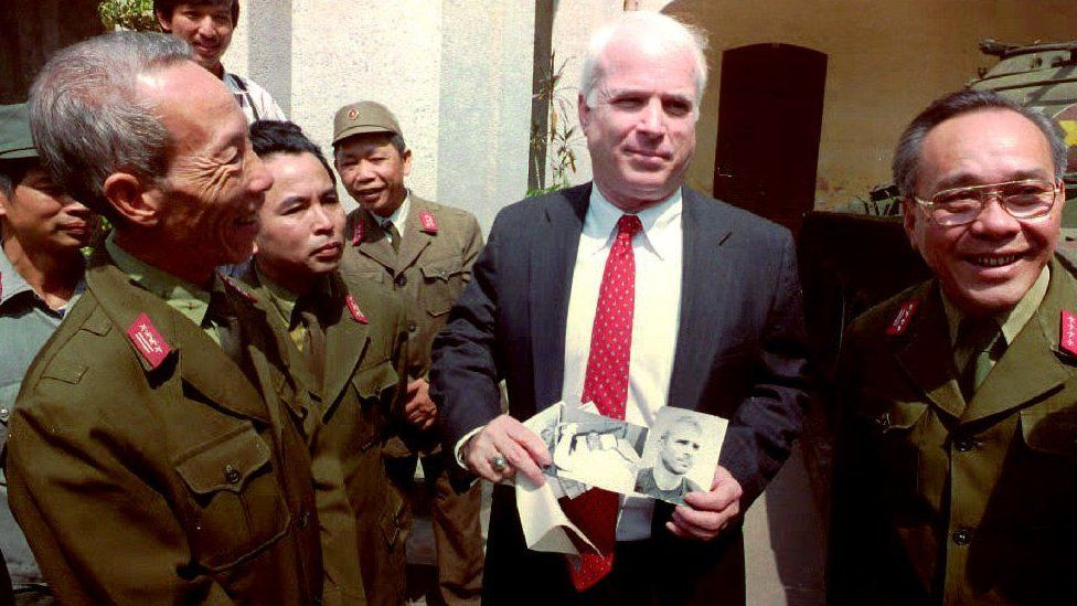  Ông McCain trong lần trở lại Việt Nam năm 1992. Ảnh: Gettyimages