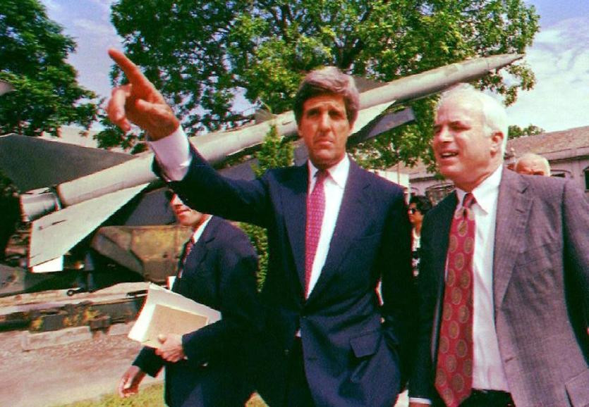 ng McCain và cựu Ngoại trưởng Mỹ khi đó là Thượng nghị sĩ- John Kerry đến thăm Viện bảo tàng quân sự tại Hà Nội năm 1993. Ảnh: Reuters