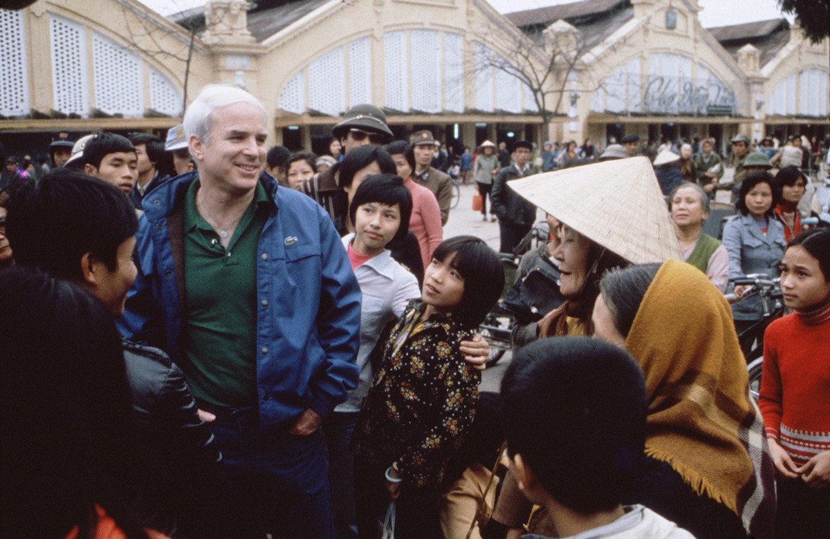Năm 1981, ông McCain rời Hải quân Mỹ sau 23 năm cống hiến. Trong ảnh là ông McCain trò chuyện cùng người dân khi đến thăm Hà Nội năm 1985. Ảnh: Gettyimages