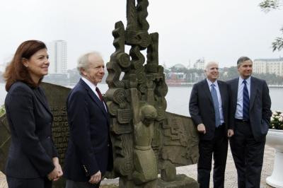 Thượng nghị sĩ McCain chụp ảnh kỷ niệm tại Hồ Trúc Bạch, nơi máy bay ông điều khiển rơi năm 1967.