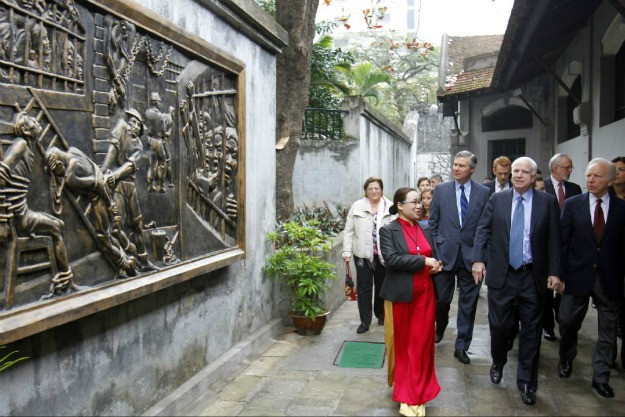 Thượng nghị sĩ McCain đến thăm Nhà tù Hỏa Lò tại Hà Nội năm 2012. Ảnh: foreignpolicy