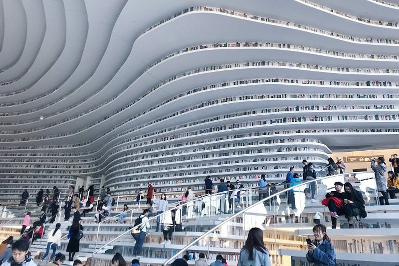 Để đưa ra được danh sách “Các địa điểm Tuyệt vời nhất trên thế giới”, tạp chí TIME đã nghiên cứu các đề cử ở rất nhiều hạng mục khác nhau, như bảo tàng, công viên, quán bar, nhà hàng, công viên chủ đề, du thuyền và khách sạn, từ các biên tập viên và các phóng viên trên khắp thế giới cũng như hàng chục chuyên gia trong ngành. Sau đó, TIME đánh giá từng địa điểm đề cử dựa trên những yếu tố chính, bao gồm chất lượng, nguồn gốc, sự sáng tạo, tính bền vững và sức ảnh hưởng. Ảnh: Thư viện Binhai ở Thiên Tân, Trung Quốc.