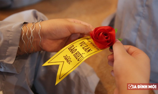  Việt Nam: Hoa hồng cài áo. Bông hồng cài áo tặng mẹ vào ngày lễ Vu Lan xuất phát từ áng văn viết về mẹ của Thiền sư Thích Nhất Hạnh. Vào một lần công tác tại Nhật Bản, Thiền sư thấy người Nhật tặng ông một bông hoa trắng cài áo.