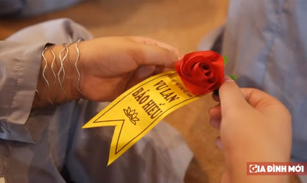  Việt Nam: Hoa hồng cài áo. Bông hồng cài áo tặng mẹ vào ngày lễ Vu Lan xuất phát từ áng văn viết về mẹ của Thiền sư Thích Nhất Hạnh. Vào một lần công tác tại Nhật Bản, Thiền sư thấy người Nhật tặng ông một bông hoa trắng cài áo.