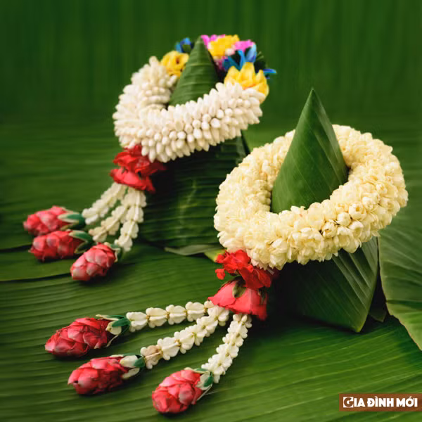  Thái Lan: Hoa nhài: Ở Thái Lan, hoa nhài đã trở thành một loại văn hóa đặc trưng. Chỗ nào người ta cũng thấy treo hoa nhài, từ trong nhà, đến ngoài cửa, trên xe tuk tuk hay ở chùa chiền.