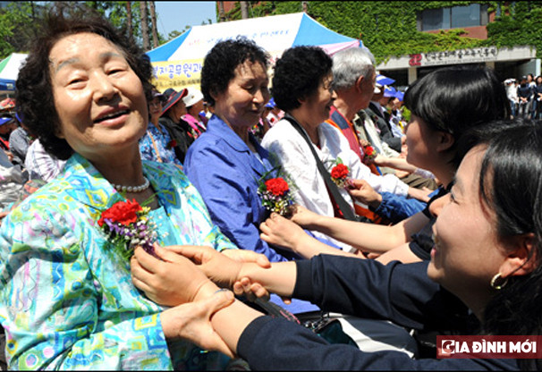  Hàn Quốc: Hoa cẩm chướng: Hoa cẩm chướng là loài hoa được chọn làm đại diện cho tình mẹ ở nhiều quốc gia trên thế giới, không chỉ riêng ở Hàn Quốc. Nhưng ở xứ Kim Chi, người ta thường viết thiệp, mua một món quà nhỏ và tặng một bông hay một bó cẩm chướng cho người đã sinh ra mình.