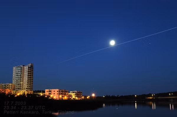  Mars hoax năm 2003: Thật khó tin nhưng rất nhiều người dùng Internet đã gửi cho nhau thông tin liên quan đến phương pháp tiếp cận trái đất của sao Hỏa. Mọi người tuyên bố rằng hành tinh đỏ sẽ trông rộng như mặt trăng tròn. Tất nhiên sao Hỏa trở nên gần hơn theo thời gian nhưng nó vẫn là một vật thể tương đối nhỏ (dấu chấm màu đỏ ở bên phải của Mặt Trăng trong hình).