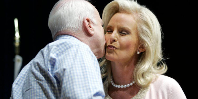 Đến ngày 24/8, gia đình thượng nghĩ sĩ McCain thông báo ông ngừng điều trị ung thư. Ảnh chụp ông McCain và vợ Cindy McCain. Ảnh: AP.