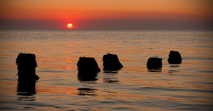 Còn bản thảo tài liệu cũ của Nhật cho thấy có những trận sóng thần lớn xảy ra vào cuối những năm 1680 khiến nhiều ngôi làng chìm sâu trong nước. Ảnh KT