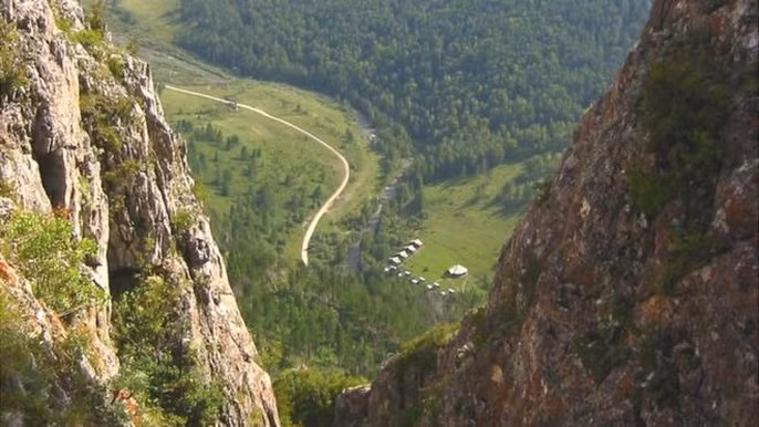 Viviane Slon, nhà nghiên cứu thuộc Viện Nhân chủng học tiến hóa Max Planck (MPI-EVA, ở Leipzig, Đức), cho biết: "Những nghiên cứu trước cho biết người Neanderthal và Denisovans hẳn từng có con cùng nhau. Nhưng tôi chưa bao giờ nghĩ chúng tôi sẽ may mắn như vậy: tìm được một đứa con lai thực sự giữa hai loài". Ảnh: Khu vực tìm thấy hang động - "ngôi nhà hạnh phúc" của cặp đôi khác loài, nguồn: MPI-EVA.