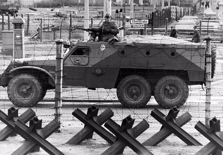 Các binh sỹ Đông Đức tuần tra với xe thiết giáp năm 1966.
