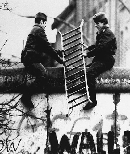 Lính gác biên giới Đông Đức rút thang qua bức tường trở lại Đông Berlin sau khi sửa lại đường biên giới giữa quận Wedding của Tây Đức ở và Prenzlau ở Đông Đức năm 1989.