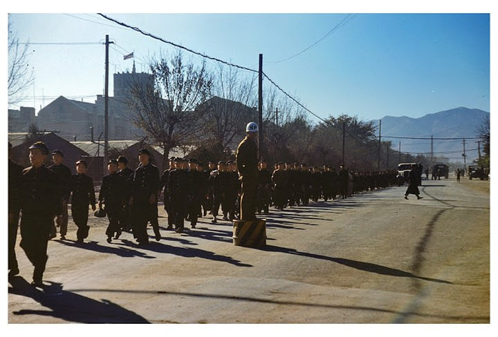 Cuộc diễu hành của các nam sinh ở Daegu năm 1952.