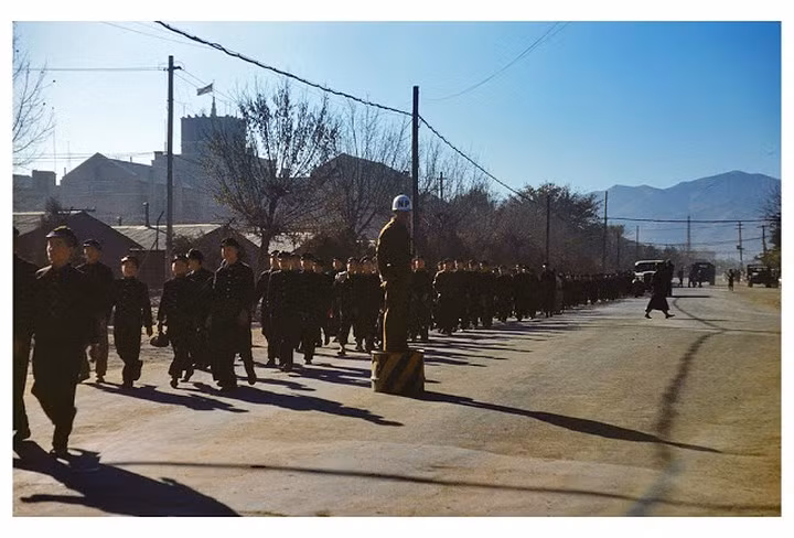 Cuộc diễu hành của các nam sinh ở Daegu năm 1952.