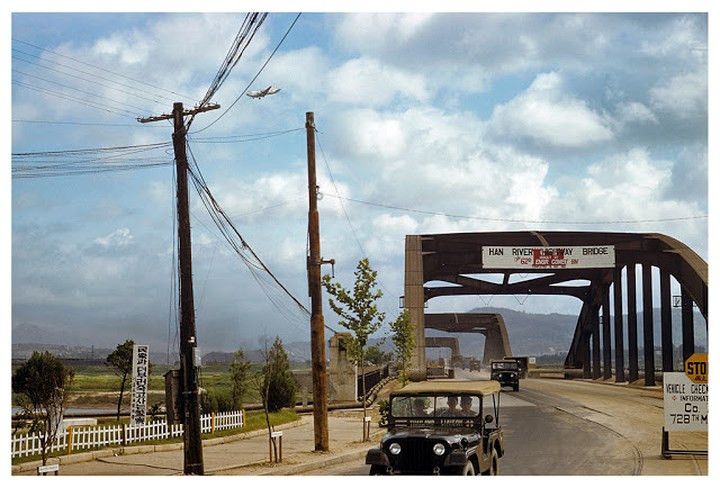 Cây cầu mới xây trên sông Hàn ở Seoul vào tháng 8/1953.