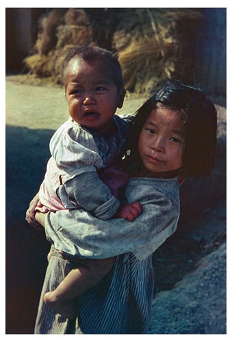 Những đứa trẻ mồ côi trong chiến tranh.