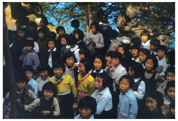 Những đứa trẻ mồ côi đầu những năm 1950 ở Hàn Quốc.