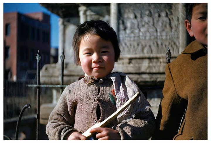 Bức ảnh ghi lại vẻ đáng yêu của một em bé Seoul vào tháng 2/1952.