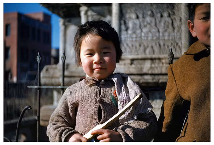 Bức ảnh ghi lại vẻ đáng yêu của một em bé Seoul vào tháng 2/1952.