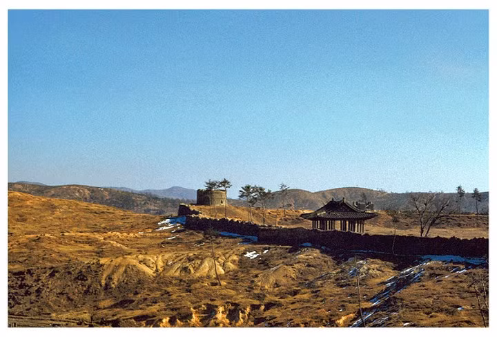 Một góc phía đông bắc của Pháo đài Hwaseong ở Suwon, tỉnh Gyeonggi năm 1953.