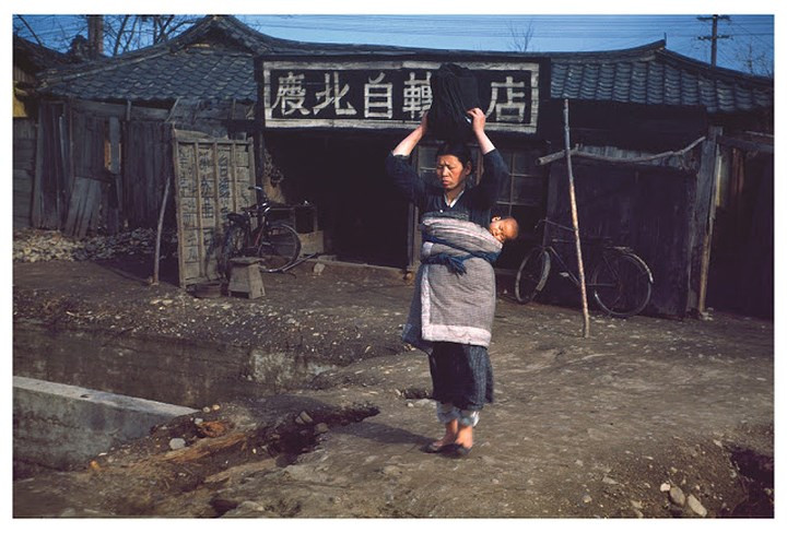 Một người mẹ đang cõng con trên lưng ở Daegu.