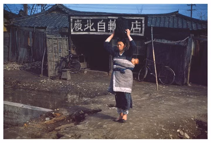 Một người mẹ đang cõng con trên lưng ở Daegu.