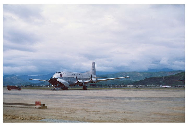 Dỡ hàng ở căn cứ không quân Daegu năm 1952.