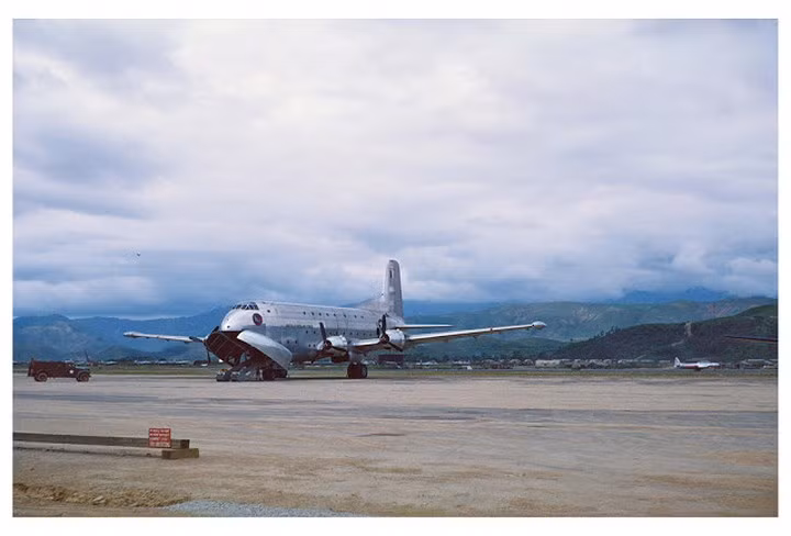 Dỡ hàng ở căn cứ không quân Daegu năm 1952.