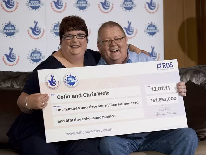  2. Tỉ lệ chết trong khi tắm cao hơn tỉ lệ thắng giải độc đắc xổ số: Theo nhiều ước tính, cơ hội trúng thưởng của bạn là từ 1/176 triệu đến 1/15 triệu. Thật không may, cơ hội chết trong phòng tắm lại còn cao hơn - 1/840 nghìn. Nhưng mọi người vẫn tin vào may mắn của họ và một số người trong số họ đã giành chiến thắng. Ví dụ, cặp đôi đến từ Scotland trong bức ảnh này đã giành được 161 triệu bảng Anh vào năm 2011.