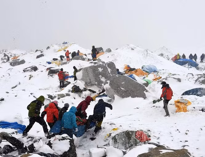  6. Cơ thể của những người leo núi đã chết trên Everest sẽ ở lại đó mãi mãi: Trên đỉnh Everest, có một nơi gọi là "khu vực chết". Những người leo núi chết trong khu vực này sẽ ở đó mãi mãi bởi vì trực thăng không thể bay ở độ cao này và việc đưa xác họ trở về là một nhiệm vụ rất nguy hiểm ngay cả đối với các đội cứu hộ có kinh nghiệm.