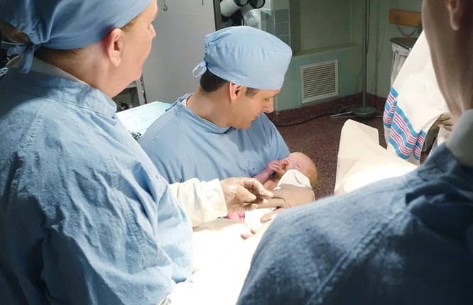  1. Cho đến cuối những năm 1980, một số bác sĩ vẫn không tin rằng trẻ sơ sinh có thể cảm thấy đau: Một nghiên cứu được tiến hành bởi các bác sĩ ở Anh và Ireland năm 1988 cho thấy 13% số người được khảo sát cho rằng trẻ em từ 0 đến 12 tháng không cảm thấy đau và 23% nói rằng họ không hoàn toàn chắc chắn. Đó là lý do tại sao trong quá trình phẫu thuật, các bác sĩ thường chỉ sử dụng gây tê tại chỗ. Câu hỏi liệu trẻ em dưới 1 tuổi có thể cảm thấy đau vẫn là một vấn đề được tranh luận trong nhiều năm. Nhưng sự thật là trẻ sơ sinh và em bé trong bụng mẹ có thấy đau giống như người lớn.