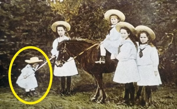  Con trai cũng mặc váy như con gái: Vào thế kỷ XVI đến những năm 1920, các bé trai phương Tây đều mặc váy, đây là điều hết sức bình thường. Các bé trai từ 4 - 8 tuổi thời đó sẽ mặc váy thay vì quần như hiện nay. Lý do cho việc này là thời đó khó khăn nên việc may quần sẽ tốn nhiều tiền hơn may váy. Dần dần, cách ăn mặc này còn phổ biến đến cả tầng lớp thượng lưu. Cậu bé trong bức ảnh trên là Alexei, con trai của Nga hoàng Nicholas II, đang mặc một chiếc váy tương tự như váy của chị em mình.