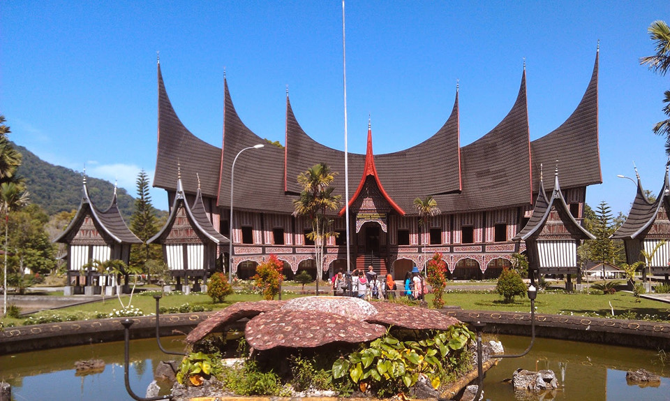 Những bức tường dệt bằng tre là biểu tượng phong cách xây dựng nhà truyền thống của người Minangkabau. Kiến trúc bề thế đặc biệt của ngôi nhà này không chỉ giúp tộc người Minangkabau có nơi cư trú mà còn là không gian phục vụ các cuộc họp, nghi lễ trang trọng. Du khách quốc tế có thể trải nghiệm cơ hội tham quan, lưu trú và thử những lễ phục truyền thống tại đây khi đến Indonesia.