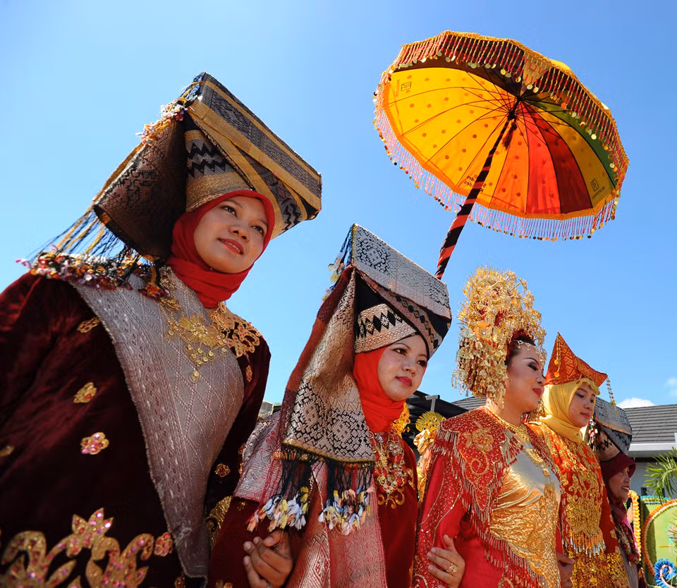 Du khách đến thăm tây Sumatra, Indonesia có lẽ sẽ không ấn tượng quá nhiều với vẻ đẹp của hồ và đồi núi nơi đây. Thay vào đó, họ sẽ rất nhớ những người Minangkabau từ phong tục đến văn hoá, đặc biệt là vai trò của người phụ nữ. Ảnh: Bondo.