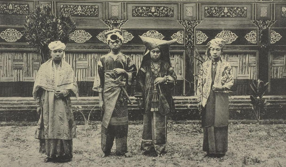 Tộc người Minangkabau mang theo chế độ thị tộc mẫu hệ như người Việt cổ. Người Minangkabau phần lớn theo đạo Hồi nhưng tín ngưỡng của họ là thuyết vật linh. Họ tin rằng vạn vật đều có linh hồn. Thuyết này cũng là tín ngưỡng đầu tiên của người Việt cổ trước khi các đạo khác du nhập vào đất nước. Ảnh: GoodnewsfromSoutheastAsia.