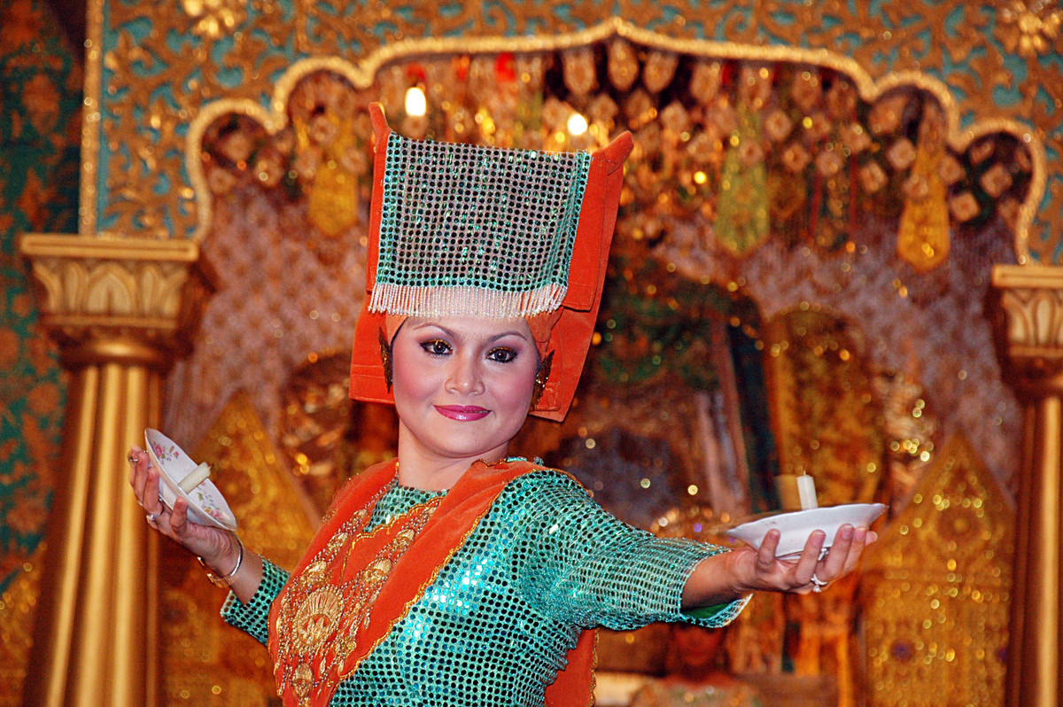 Người dân Minangkabau sinh sống bằng nghề trồng lúa nước với tục ăn trầu, nhuộm răng từ lâu đời. Họ còn có những nét văn hoá khác gần gũi với người Việt. Tộc Minangkabau có những điệu nhảy và bản nhạc truyền thống mà họ luôn tự hào như điệu múa nến kinh điển.