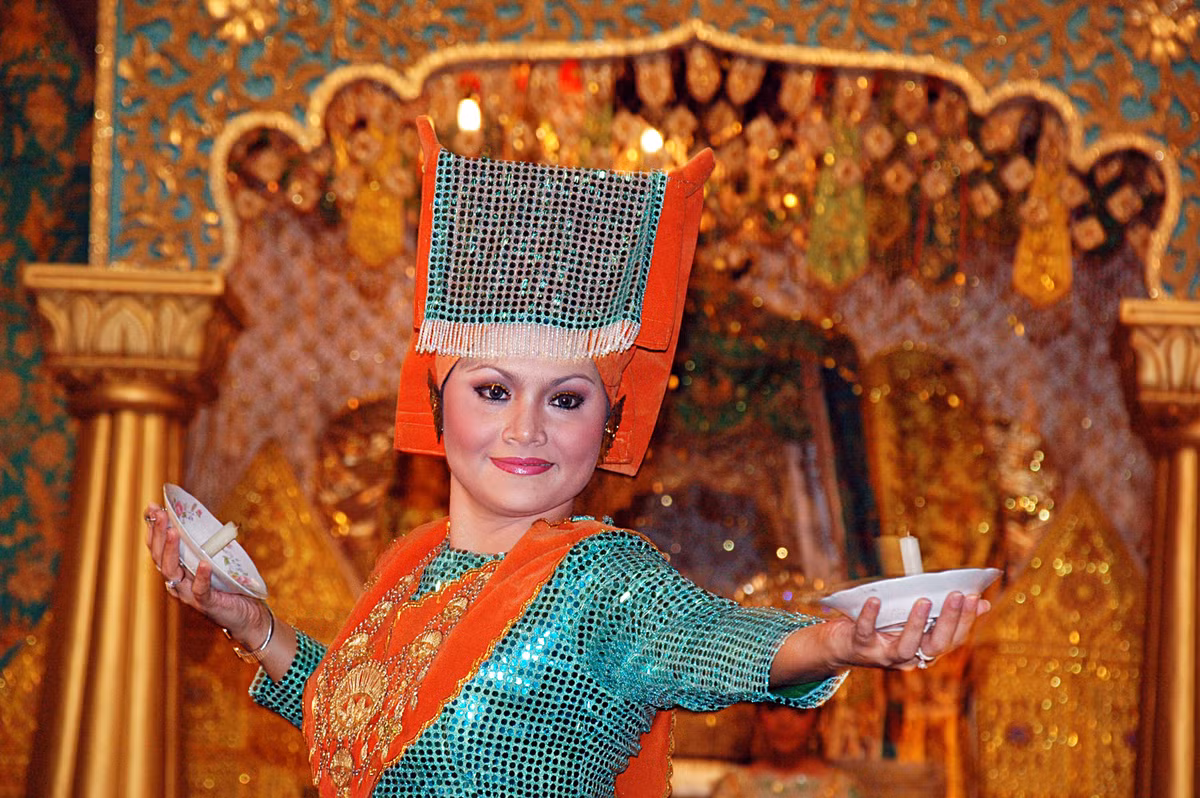 Người dân Minangkabau sinh sống bằng nghề trồng lúa nước với tục ăn trầu, nhuộm răng từ lâu đời. Họ còn có những nét văn hoá khác gần gũi với người Việt. Tộc Minangkabau có những điệu nhảy và bản nhạc truyền thống mà họ luôn tự hào như điệu múa nến kinh điển.