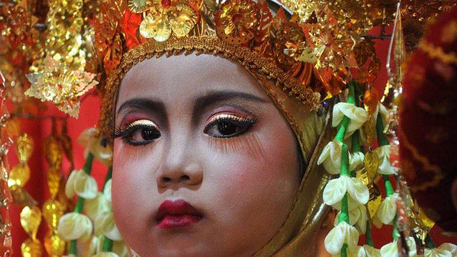 “Phụ nữ là mối liên hệ quan trọng của hiện tại và quá khứ. Nếu gặp một phụ nữ người Minangkabau đang mang thai, mọi người đều thực sự hy vọng cô ấy sẽ cho ra đời một bé gái đầu lòng”, cựu giáo sư Taufil Abdullah, chủ tịch Uỷ ban Khoa học Xã hội tại Học viện Khoa học Indonesia chia sẻ. Ảnh: Pinterest, The Daily Beast.